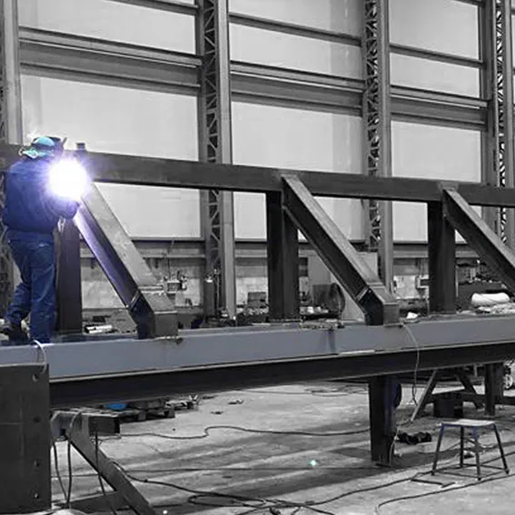 Telaio in acciaio in lavorazione all'interno di officina metallica