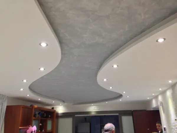 Controsoffitto ondulato in cartongesso in ambiente commerciale
