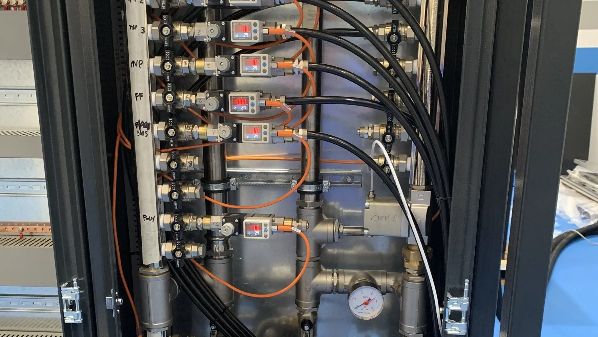 Tubazioni verticali e cablaggi in impianto tecnico