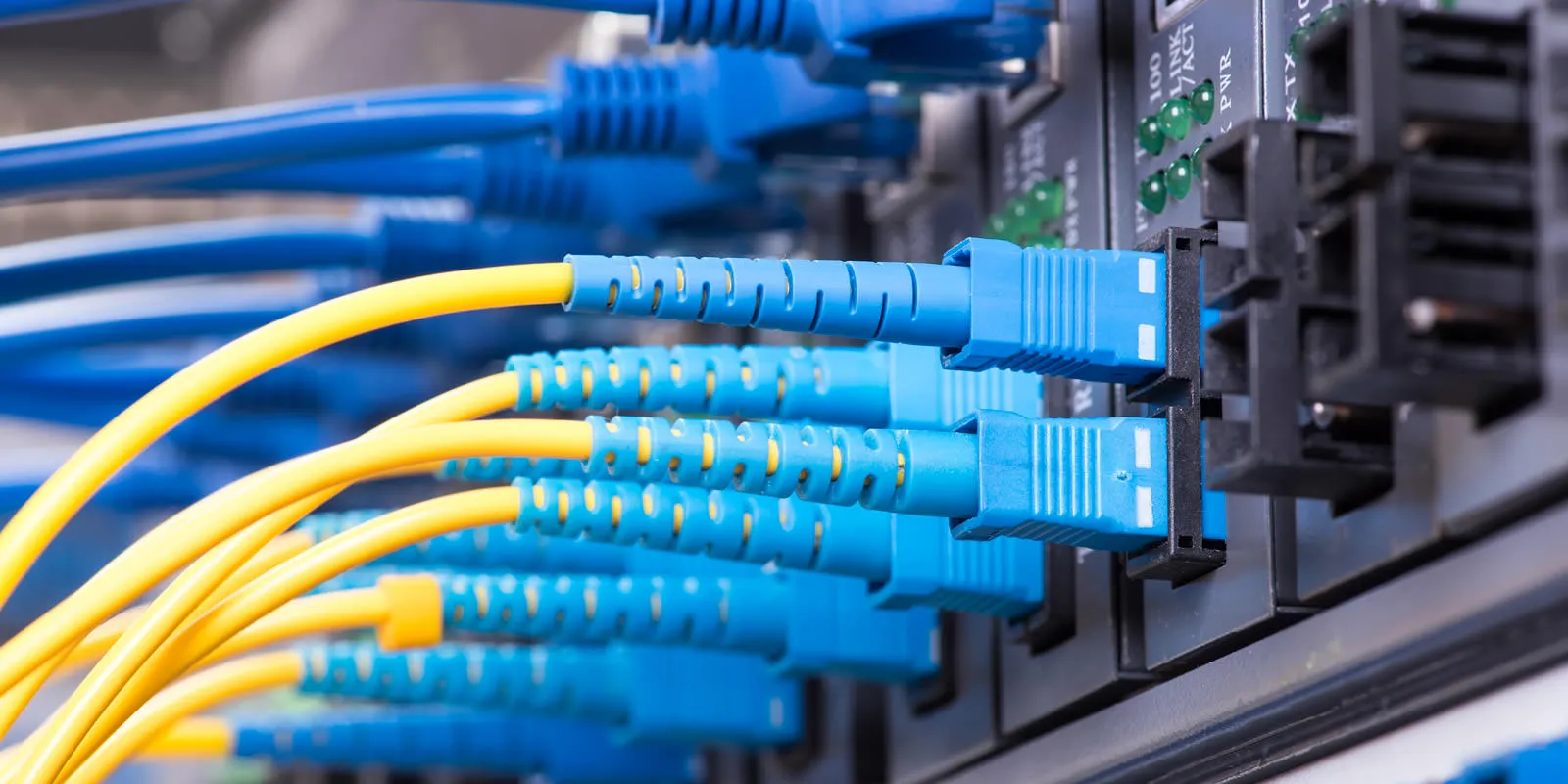 Cavi di rete o fibra ottica per impianti dati strutturati