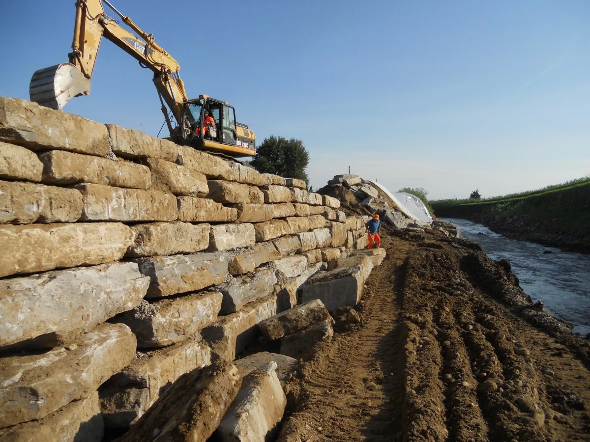 Muro di contenimento e arginatura per regimentazione delle acque